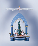 70002 Tischpyramide Engel unt. Weihnachtsbaum